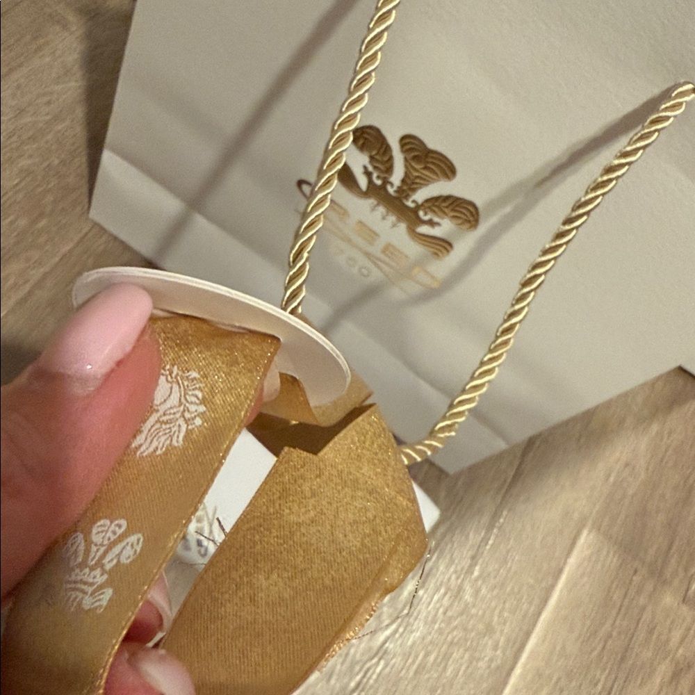 Creed Luxury White and Gold Bag with tissue paper - Picture 12 of 12